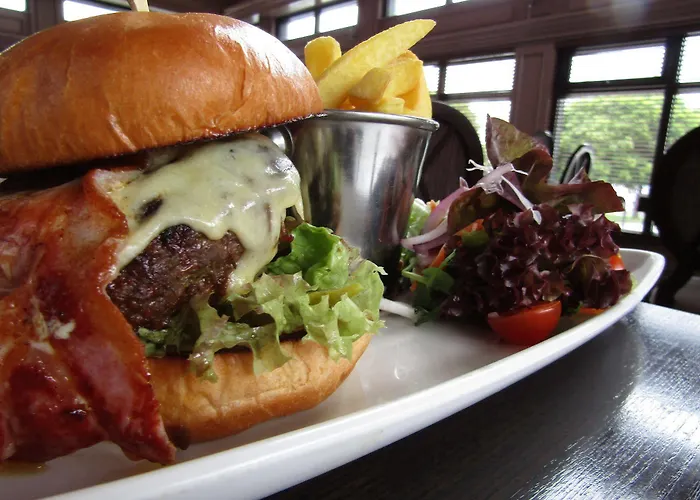 Temple Gate מלון 4*